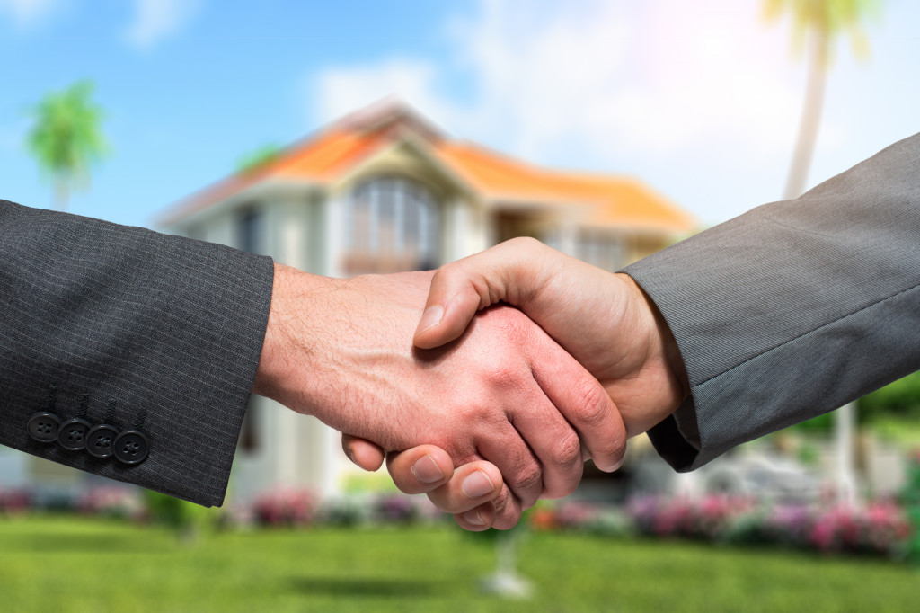 businessman and new homeowner shaking hands