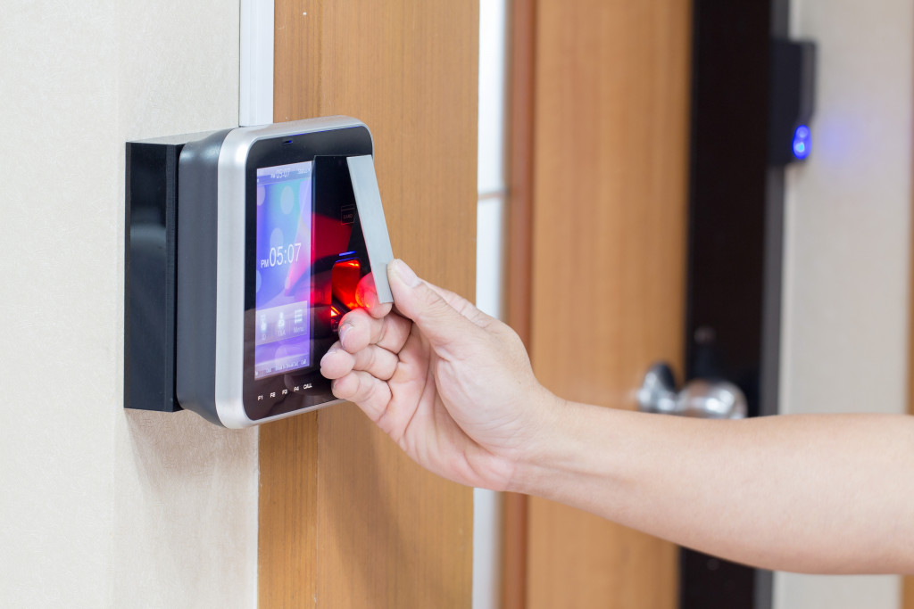 Electronic key access system to enter a door